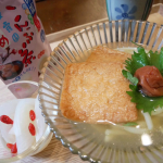 モニプラ、玉露園梅こんぶ茶のモニター中です。梅こんぶ茶の冷たい梅きつねうどん、レンチンのみで手軽に作りました。まだまだ暑いから、火を使わない晩ごはん🍴横の白いのは、たまねぎの甘酢漬け。(材&hellip;のInstagram画像