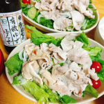 今日の晩ごはんは#豚しゃぶサラダ 🥗あゆと私は豚しゃ豚しゃぶ大好きなんやけど&hellip;ともは好きじゃない。温かいのは好きやけど冷めると嫌らしい。。って事で今日はともは仕事帰ってお風呂入ってから友達の家にお&hellip;のInstagram画像