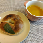 清水食品さんの『植物素材の優しい味わい　北海道産コーンのポタージュ＆かぼちゃのポタージュ』をモニターさせていただきました♪早速かぼちゃの方を、大葉ベーコンのベーグルと一緒にいただいてみました。プ&hellip;のInstagram画像