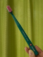 スイスのオーラルケアブランド「クラプロックス」を試してみました。CS12460　ベルベット。高級感ある作りです。極細で柔らかなブラシ毛を12,460本も詰め込んだ、プレミアムな歯ブラシ。磨き心地&hellip;のInstagram画像