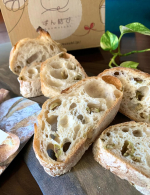 .全国の美味しいパンが冷凍でお取り寄せできる「ぱん結び」さま（@pan_musubi）から『ロデヴ4種類セット』が届きました😆。①パン・ド・オリーブ　カットした途端、オリーブ🫒の香りがふわっと&hellip;のInstagram画像