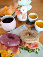 🍈🥯🎃朝ごはん🎃🥯🍈朝ごはんはベーグルサンドにかぼちゃスープを合わせてみました！ベーグルは２つとも甘い系✵紫いもとホワイトチョコレート✵アールグレイミルクティー甘い系ベーグルなのでク&hellip;のInstagram画像