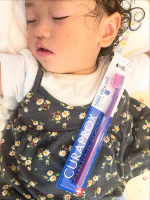 可愛い寝顔シリーズ♡..ではなくて.おしゃれな色合いの歯ブラシのクラプロックス🪥🩷柔らかい毛先で最初は少し磨けてるのか不安でしたがクルクルと円を描くように磨き、うがいして舌で歯を触ると&hellip;のInstagram画像