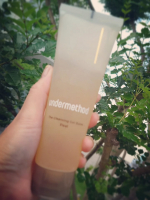 素敵なクレンジングに出会えました☘️ 多幸感のあるムーンナイトダージリンの香りに惹かれて&hellip;とキャッチコピーがあるのですが、まさにその通りで1日の終わりにメイクを落として今日も1日お疲れと自分を労れる&hellip;&hellip;のInstagram画像