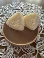 海の精あらしおを使って塩むすび作りました！塩辛い中にも甘みやコクを感じました。昔ながらの味で懐かしさや変わらないかんじはおむすびとの相性バツグンでした！！@uminoseishop #PR&hellip;のInstagram画像