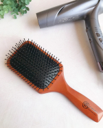 こちらのアイテムはクッション性に優れたベース部分と頭皮にほどよく刺激を与える長めの丸ピンを組み合わせたマッサージブラシなのだとか♪エスハートエス頭皮すこやかブラシ4,180円（税込）こんな&hellip;のInstagram画像