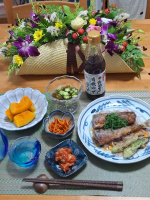 .後ろの洋風なお花とはチグハグな和食ごはん🤣🍴おしながき🍴・秋刀魚の竜田揚げ・かぼちゃの炊いたん・オクラもずく酢・人参のクミン風味きんぴら・キムチ・冷酒いつの間にか高級魚並みにな&hellip;のInstagram画像