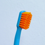 スイス生まれの歯ブラシ「クラプロックス」カラフルでかわいいんだけど、持ってみるとヘッドでかっ！！最近は奥歯まで磨きやすいようにコンパクトなもの使ってたから大きさにびっくり。でもこのヘッドに5460&hellip;のInstagram画像