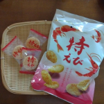 *特えび（もち吉）もち吉さんのおやつは初めてでしたが、思ったより油っこくなく、塩加減も程よくお上品なお味。個包装なので、食べ過ぎ防止にも🙌エビが効いてるからか、1枚でも満足感あり。#&hellip;のInstagram画像
