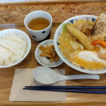 野菜ゴロゴロたっぷりの豚汁定食♪自分では入れないヤングコーンなども入っていて、斬新でした☆定番の豚汁から季節限定のものまであって、色々試したくなります♪#PR#野菜をMOTTO #野菜をもっと&hellip;のInstagram画像