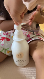 2歳半の娘、普段は保湿を嫌がるんだけど今日は初めてのぬりぬりに挑戦してみました。ポンプ式で伸びもいいテクスチャなので一緒にたのしくぬりぬりできました♪とてもみずみずしい！無添加なので小さな子にも安心&hellip;のInstagram画像
