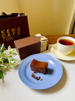 もうすぐ誕生日ということで、前から気になっていた「ケンズカフェ」のガトーショコラを誕生日ケーキとして購入しました♡このガトーショコラ、温度によって食感や風味が変わるのが魅力。常温ではテリーヌシ&hellip;のInstagram画像