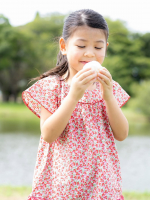 ♡夏&rarr;秋になりつつあってだいぶ過ごしやすくなったのでお外遊び再開したよ☺️👍今日は水辺と木々が溢れる場所に行って季節のお花を見たり木登りした🐒(全然登れてなかったがw)そんな外遊びの&hellip;のInstagram画像