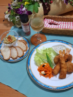 .自家製タルタルソースを添えて海老フライ&かぼちゃコロッケ(かぼちゃコロッケは先日お弁当に入れていたものと同じです)自家製パンには、ババガヌーシュ風茄子のペースト他には作り置きのキャロッ&hellip;のInstagram画像