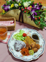 .色々残り物寄せ集めごはんワンプレートに盛り付けて💠・鶏の塩麹唐揚げ・フライドポテト・人参のクミン風味きんぴら・キャベツとカニかまのコールスロー・レタス&きゅうり&トマト・もずく酢&hellip;のInstagram画像