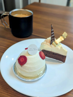 時間差投稿📸先日軽井沢に行った時のケーキ🍰軽井沢の近くの佐久市は日本三大ケーキの街の1つというから驚き😆確かに市内にたくさんのケーキ屋さんがあって、美味しいお店もたくさん💕今回訪れ&hellip;のInstagram画像
