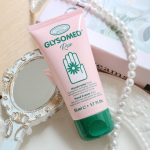 .@ishizawalabGLYSOMED グリソメド ハンドクリームAから、心華やぐローズの香りが数量限定で登場👏カモミールやローズオイルのうるおいで指先までしっとり包み込んで、日々の水仕事&hellip;のInstagram画像