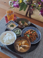 .ある日のおうちランチpic1～10・豚キムチ炒め・焼き茄子・オクラの梅昆布茶マヨ和え・梅昆布茶と大葉の冷奴・かぼちゃとしめじとお揚げのお味噌汁・炊きたてご飯（新米）豚キムチはカ&hellip;のInstagram画像