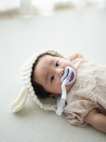 ♡こまちのファーストおしゃぶりはクラプロックスベビー👶🏻 ✨お声がけいただきおしゃぶりとホルダーのセットをモニターさせていただきました♡こちらは歯医者さんと一緒に開発されていて赤ちゃ&hellip;のInstagram画像