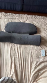 毎日使ってる、肩こり・首こりが気になる方におすすめの枕✨✔ USB給電で温め＆振動✔ オン・オフタイマーつきで寝落ちも安心✔ 高さ調整パッド入りでフィット感UP✔ 専用カバーは洗濯OK&hellip;のInstagram画像