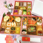 𓐍𓏸𓈒 #お祝いごはん 🎉🥂𓈒𓏸𓐍.昨日は大黒柱のパパがお誕生日でした♪🎊👨💙届いたばかりの豪華なおせちで早速当日の夜🍱お祝いパーティーを開催しましたっ⑅◡̈*🎉🎈！.箱を開けた瞬間の家族&hellip;のInstagram画像