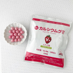 カルシウムグミV+（イチゴ味） 成長期の子どもの栄養を美味しくサポートする特徴がある、「カルシウムグミV+」が、リニューアルしてパワーアップしたそう💪🏻成長期のためのゴールデンミックス⚪️カ&hellip;のInstagram画像