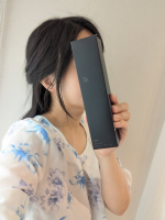 2歳の娘、4歳の息子、6歳の娘がおり、バタバタな日々👶👦👧先日、子どもたちと洗面所の三面鏡で遊んでいて、メイク前の自分の肌を近距離で見たら、びっくり！毛穴が気になる😭くすみも、ひどい😱毎&hellip;のInstagram画像