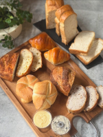 🌿全国の名店の冷凍パンがお取り寄せできるオンラインサイト「ぱん結び」さまより、Backstube Zopf（バックシュトゥーベ ツオップ）のZopfお食事パンセットが届きましたパンセットは、箱を開&hellip;のInstagram画像