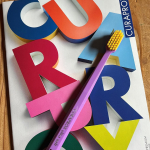 雑貨屋さんでよく見かけるこの歯ブラシ🪥毛の密度がすごくて歯がツルツルに磨けます✨✨ちょっとお高めですが、今までの歯ブラシにはもう戻れない😆カラーも可愛くて、歯ブラシするたびに気分が良くなります😊&hellip;のInstagram画像