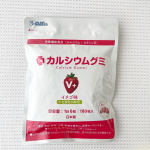 カルシウムグミV+（イチゴ味）  我が家の3兄弟のおやつは、カルシウムグミV+ イチゴ味です🍓 子どもたちの健やかな成長に欠かせない⚪️カルシウム⚪️ビタミンD⚪️マグネシウム⚪️亜鉛&hellip;のInstagram画像