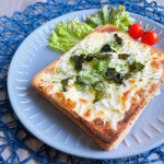 昨日の朝ごはん。しらすとチーズのトースト。**時間がない平日の朝ごはんでも簡単に食べられて美味しいトーストできないかなーと。長男の好きなしらすを使ってしらすトースト作ってみました🍞&hellip;のInstagram画像