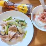 かどや 純正ごま油（200g）ごま油100％のピュアオイル✨炒めものをすると香ばしい香りが広がります。 まぐろのたたき丼にかけたり蒸した野菜にかけたり調理だけではなくて、【かけても】使え&hellip;のInstagram画像