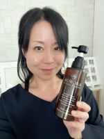 シーズさまのオーロラシャンプー 🫧子どもとのお風呂でバタバタでもオールインワンだから楽ちん☺️泡パックしてる間に体を洗ってるよバラの香りに癒される🌹乾燥してパサついたり絡まりやすい髪&hellip;のInstagram画像
