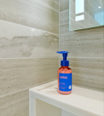 雨降った日の湿気で髪がうねるの辛いよね😭..熱を味方にストレート髪をキープ🌈..🩷💙ウヌ　ウヌボレストレート　ヘアミルク💙🩷くせ毛で、ゴワゴワ広がり悩みがあって使ってみたよ✨🥰&hellip;のInstagram画像