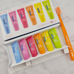 クラプロックスビーユー歯ブラシ＋歯みがきボックスセット🪥カラフルな見た目が可愛い〜💖青はブルーベリー+リコリスピンクはピンクグレープフルーツ+ベルガモット赤はウォーターメロンオレンジはオ&hellip;のInstagram画像