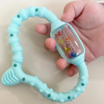 歯が生え始めて、何でもカミカミしちゃう７か月の息子に、スイス生まれのクラプロックスベビーのおしゃれで機能的な「歯がため（0~24か月）」をお試しさせていただきました！最初の歯が生える前か&hellip;のInstagram画像