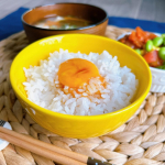 今日の朝ごはん。なんてことない、たまごかけごはん。**お豆腐のお味噌汁と残り物のミートボールを入れたサラダ。本当にたまに食べたくなるたまごかけごはんにはいつも麺つゆをたらっとしてるんで&hellip;のInstagram画像