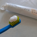 無添加生活の無添加ハミガキ無添加のハミガキ粉は初めてです。味は昔よく噛んでいたグリーンガム‼️ほのかにミントでほのかに甘い感じ。泡立ちは少なめです。なのでしっかり磨けます。そしてすすぎも簡単&hellip;のInstagram画像