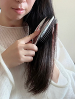 【 ヘアケアのお話 】かれこれ5年程髪を伸ばしてロングにしています。あと10cmくらいが目標なのですが、毛先のダメージが気になって切ってしまうので、なかなか伸びないんですよね。やはり日々のホ&hellip;のInstagram画像