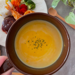 パンプキンスープと洋食プレートランチ☺️#PR #野菜をMOTTO #野菜をもっと #野菜スープ #ポタージュ #スープ #monipla #monmarche_fanのInstagram画像