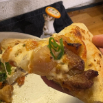 20251022  只今🍕 #ピザ 修行中🍕 🟫今回のネタは  愛方👩🏼が作ってくれた　#味噌煮込みホルモン  つまみ食いした瞬間😁少しヨッこしてピザ🍕ににと閃きました🟫🟥生地は　昨日コネて一&hellip;のInstagram画像