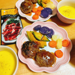 今日の晩ごはん。#ハンバーグ 。あゆが岐阜でひき肉買ってきてくれた😋メゾンソワレのローストビーフ用のソースかけて。美味しかった〜レコルトの自動調理器で#かぼちゃスープ 🎃#プロモーション&hellip;のInstagram画像