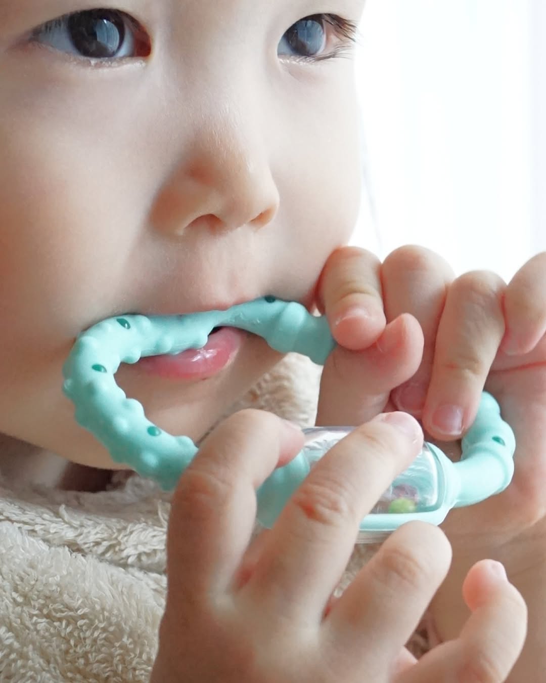 口コミ投稿：.＼「ママも噛む？」って勧めてくる笑／1歳9ヶ月になる娘、まだ歯茎から奥歯が顔を覗…