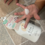 ．無添加生活の無添加ボディミルクをお試し☺︎子供が3人乾燥肌なのでお風呂上がりのボディクリームは欠かせません！テクスチャがとろーり軽めでよく伸びてベタつきが少なく使いやすい♡ポンプ式で子供&hellip;のInstagram画像