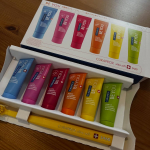 カラフルでフレッシュな歯みがき＆歯ブラシセット💙💛🧡クラプロックス ビーユー🩷❤️💚歯ブラシ＋歯みがきボックスセット3,960円(税込)歯ブラシはクラプロックスCS5460スイスのプレ&hellip;のInstagram画像