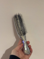 スカルプブラシ クロム 使ってみた👍このブラシ、とっても万能だった！静電気防止剤が練りこまれた特殊なピンが３００本以上連なってできたブラシで、頭皮の毛穴汚れも落としてくれるの🥺しなやかでやわ&hellip;のInstagram画像