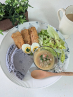 ハワイ土産に貰った🟣紫色のパンケーキミックス🥞焼いてみた。モチモチで美味し〜イタリアの具だくさんスープの「ミネストローネ」も一緒だょ。シェフズリザーブレンジでごちそうスープは●根菜と豆&hellip;のInstagram画像