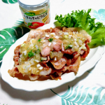 .豚ロース肉が余っていたので塩胡椒してカリッと焼きました。そこに清水食品株式会社さまの秋冬新商品【きざんだたまねぎのピクルス】と白ねぎ、パセリ、塩胡椒、ごま油を混ぜたタレを乗せました。レモン&hellip;のInstagram画像