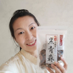 青森県産の熟成黒にんにく「黒青森」を食べてみたよ。にんにくの中でも最高級品種のブランドである「青森県産 福地ホワイト」を使った熟成黒にんにくはすごく大粒なんです。皮をむくと真っ黒。そして食べ&hellip;のInstagram画像