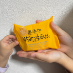 無添加のはちみつ石鹸！使ってみました︎👍🏻 ̖́-まずは香料・色素・防腐剤を全く使ってないとの事なので、生理前の私のワガママお肌にも優しいし超乾燥肌がっさがさ姉妹にも安心して使えます。ビックリ&hellip;のInstagram画像